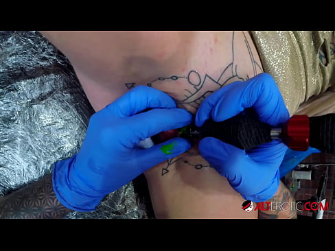 ❤️ Sully Savage mai tsananin jarfa ta yi tattoo a kan kwarin ta ❤️ Ingantacciyar iskanci ❌❤